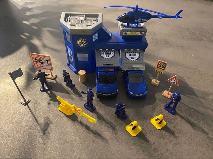 Station de police avec véhicules, figurines et panneaux