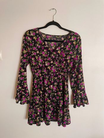 Robe à fleurs et volants neuve