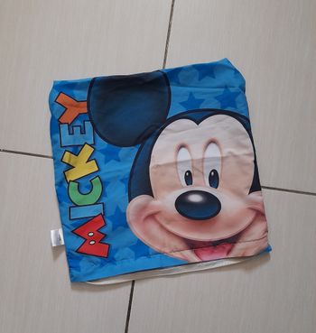 Housse de coussin 40 par 40 Mickey
Très bon état