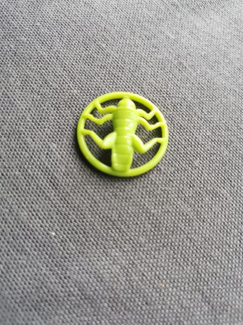 Figurine insect dans le cercle vert