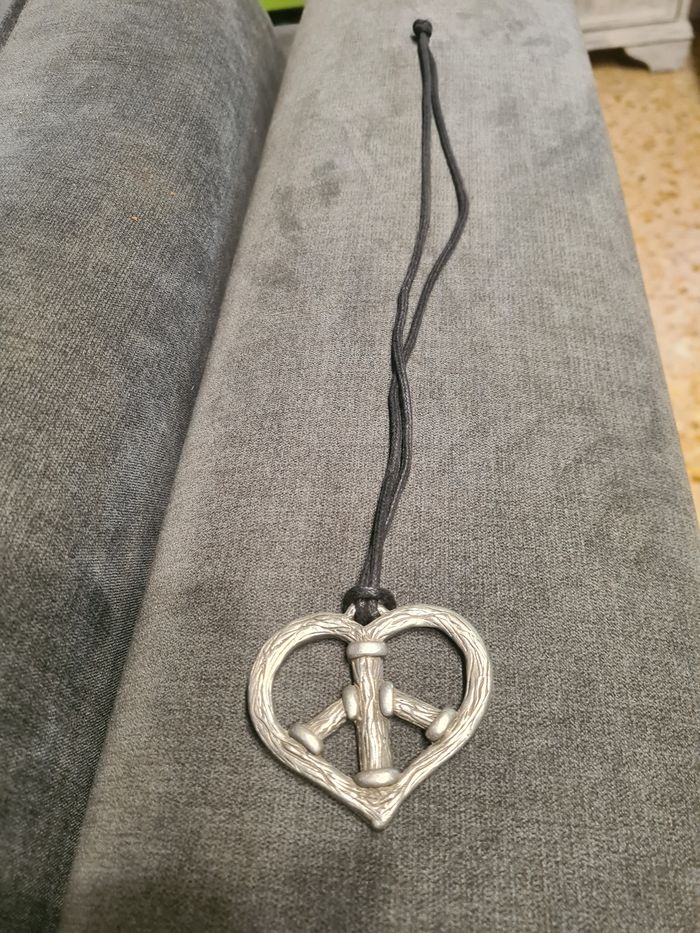 Collier long. coeur peace and love. Argenté. 45 cm. J de G - photo numéro 2