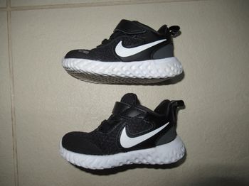Baskets (chaussures) Nike Revolution 19 et demi