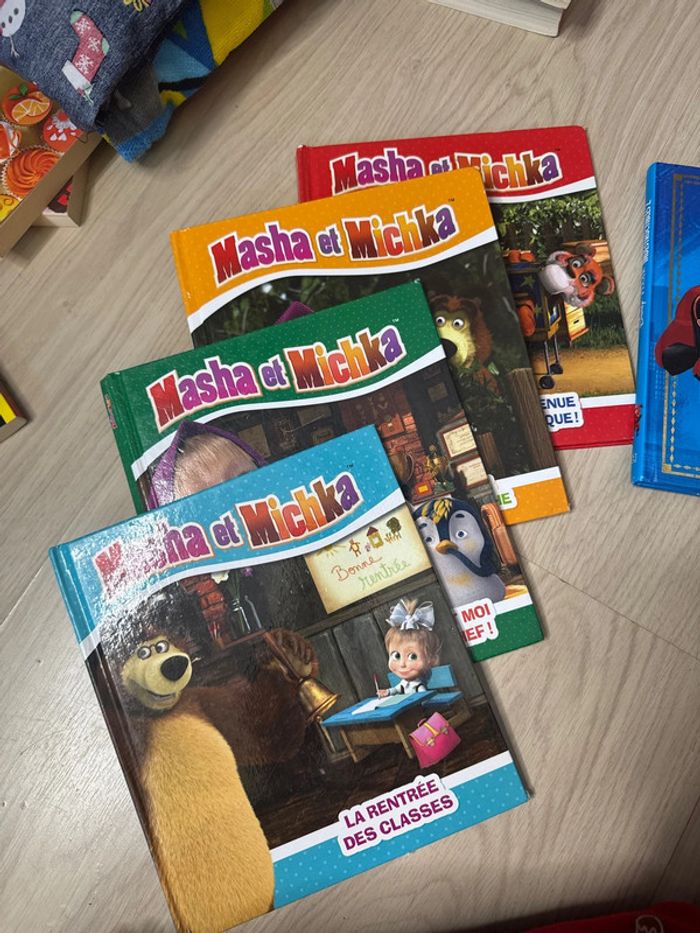 Lot de quatre livres Masha et Michka + 1 offert