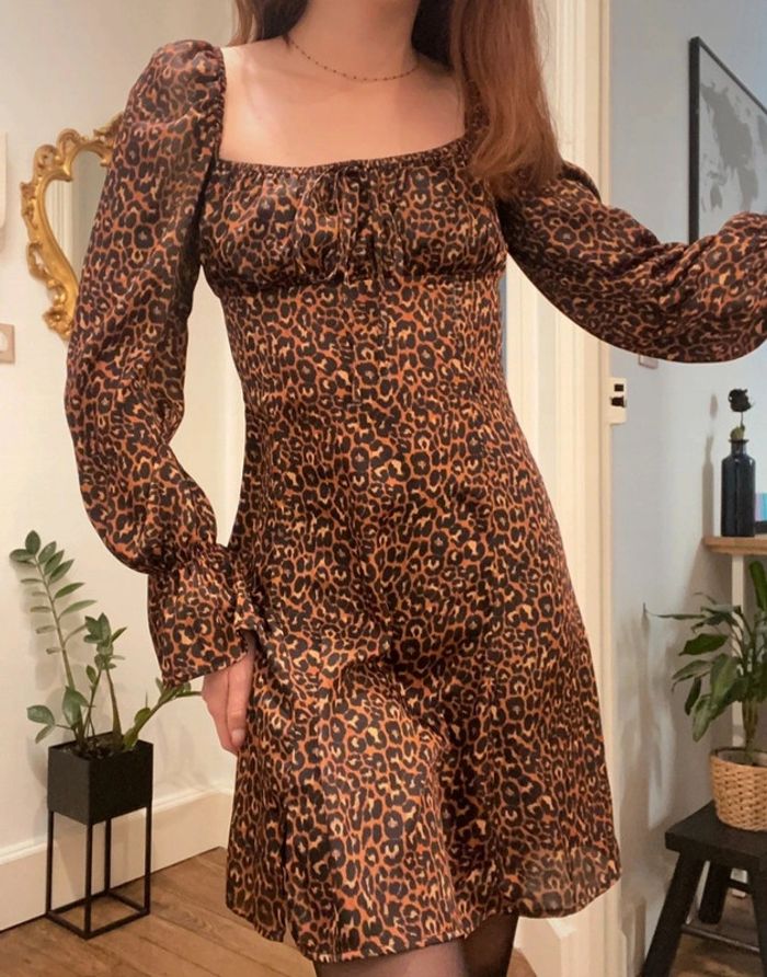 Robe léopard effet satiné