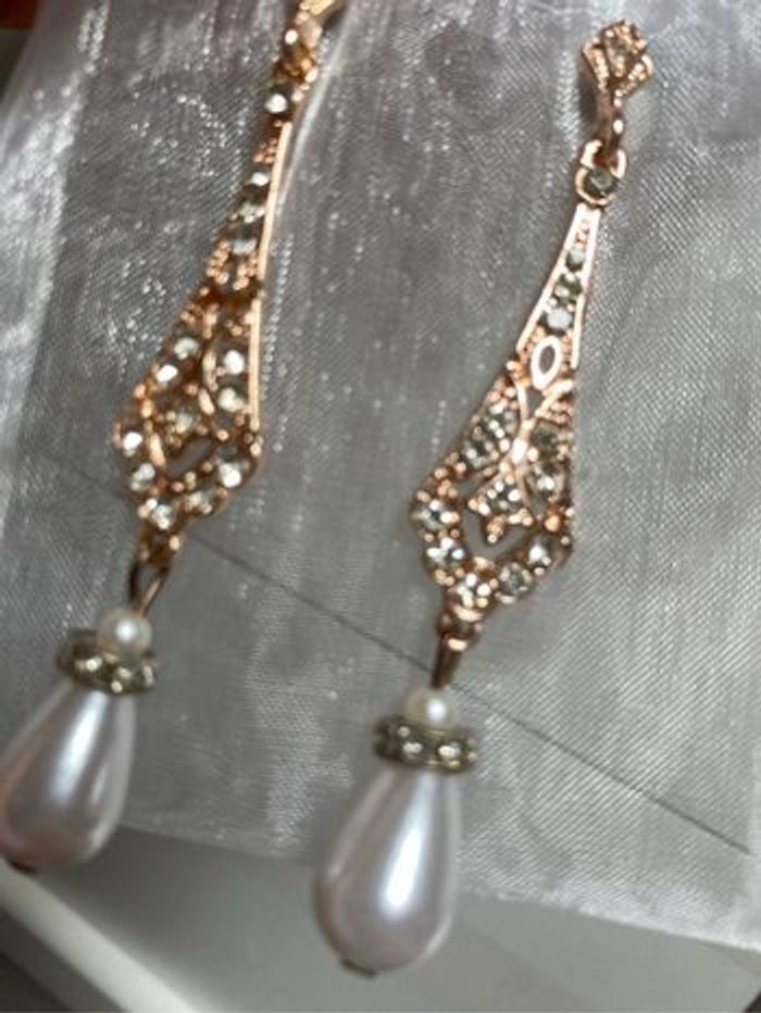 Très jolies boucles d'oreilles fantaisie rosé strass et perles - photo numéro 2