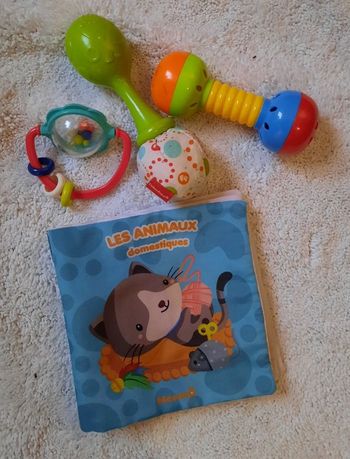 Lot jouets 1er âge hochets et livre en tissus