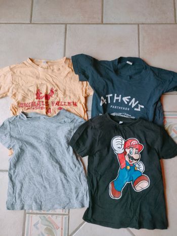 Lot taille 6 ans de 4 tee shirt dont un Nintendo Super Mario 