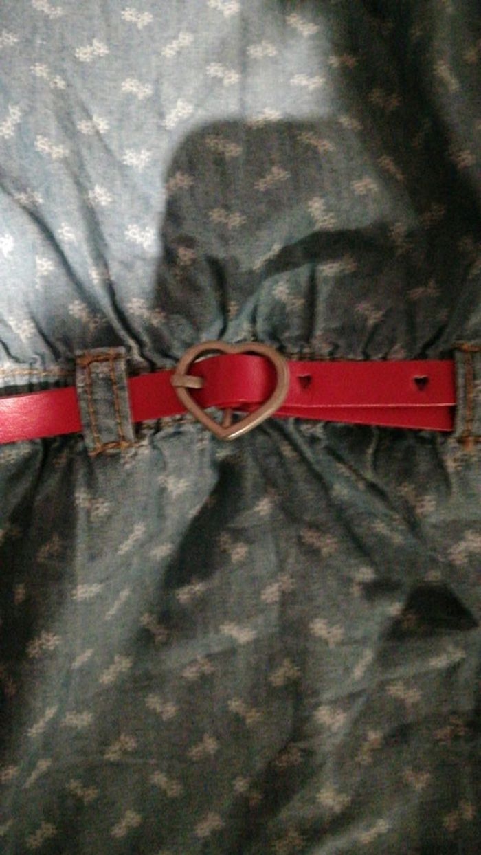 Très jolie robe jeans avec ceinture rouge - photo numéro 2