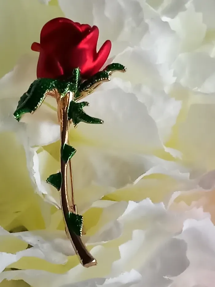 Rose en broche rouge et verte sur une tige dorée, - photo numéro 2