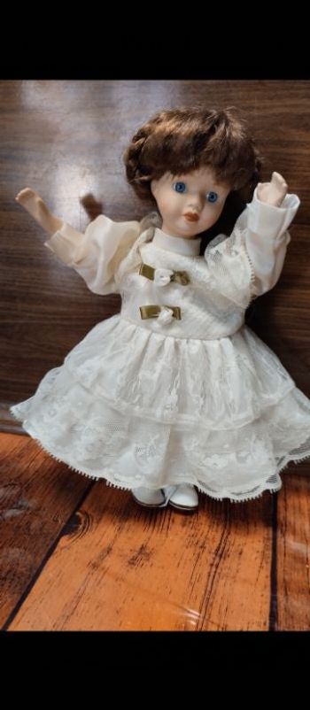 Boîte à musique poupée de porcelaine