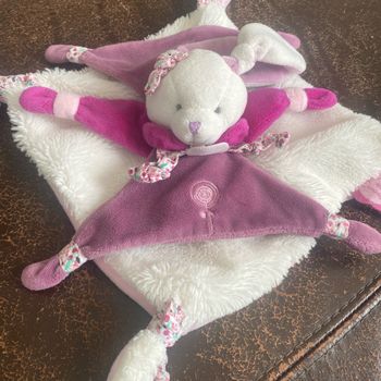 Doudou lapin plat cerise doudou et compagnie