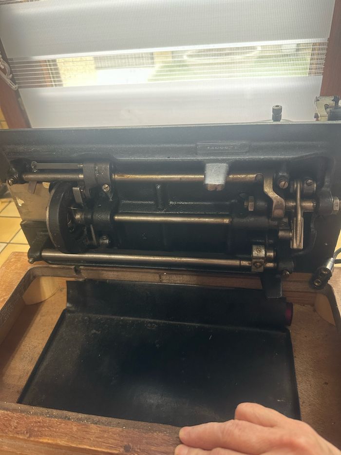 Machine à coudre ancienne - photo numéro 2