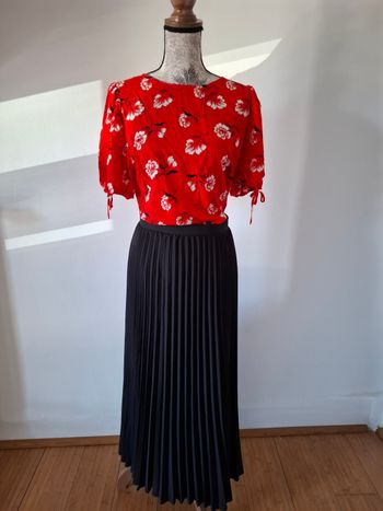 Blouse, haut rouge a fleurs noires et blanches
