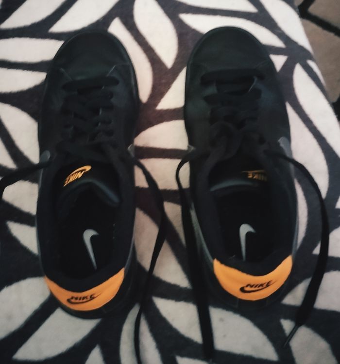 Baskets "Nike" pointure 36 et demi noirtrès peu portées - photo numéro 3