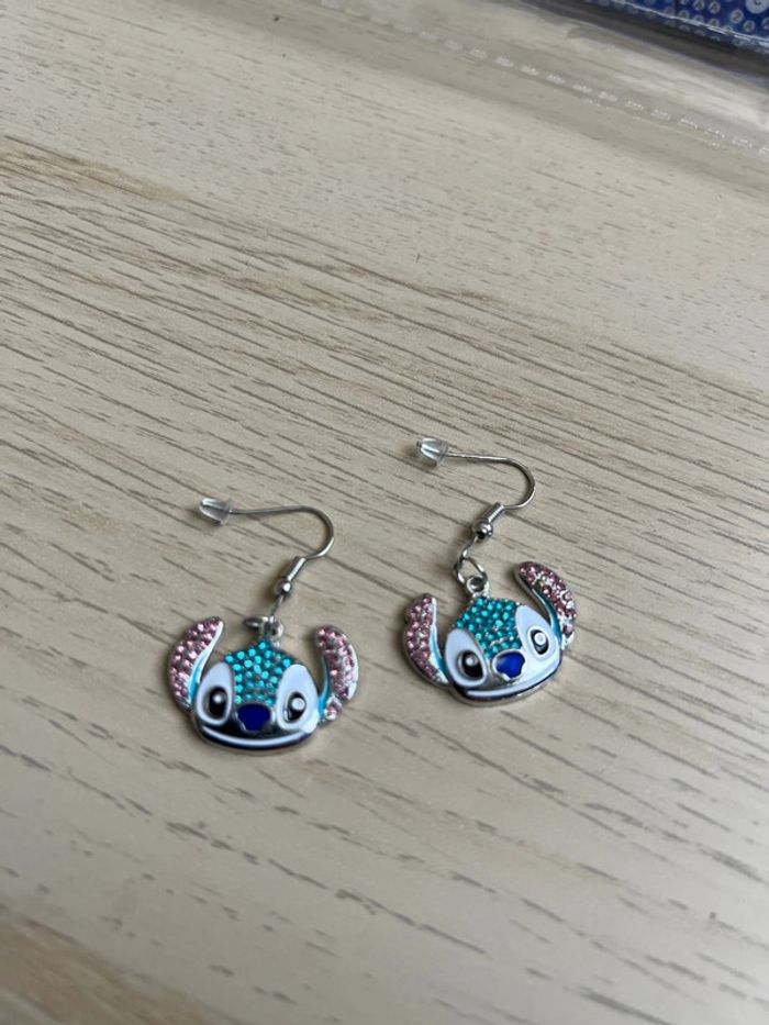 Boucles d’oreilles stitch bleu et rose