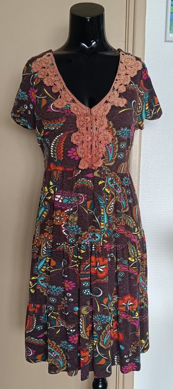 Robe marron à motifs 