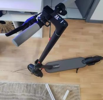 Trottinette électrique   350 Watt 30km/h 30 km d'autonomie neuve première main jamais été utilisée  siège démontable