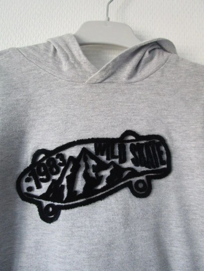 T-shirt gris à capuche TAO 3 ans TBE - photo numéro 3