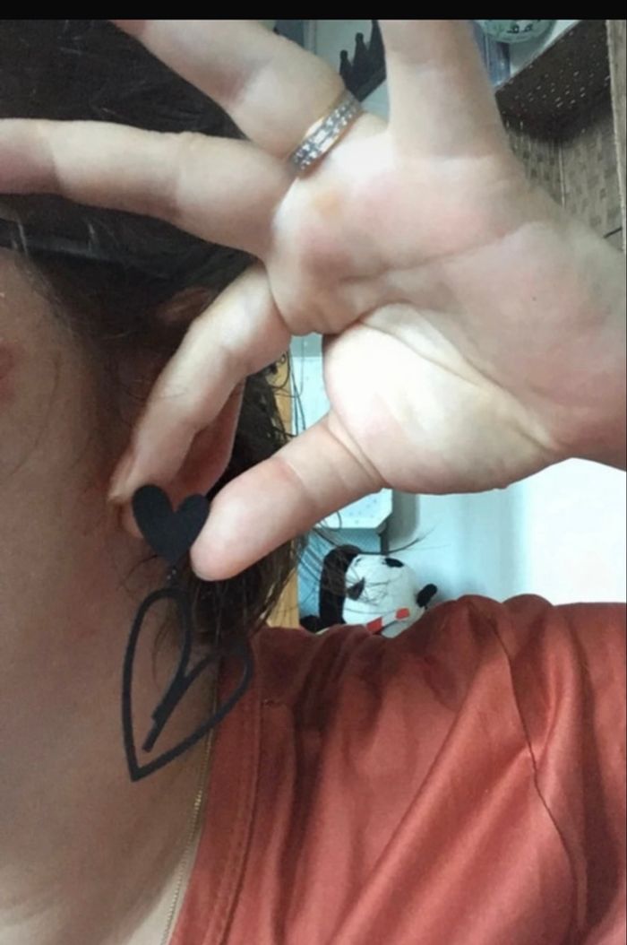 Boucles d’oreilles pendantes NEUVES pour femme en forme de cœurs 🖤 couleur noir - photo numéro 2