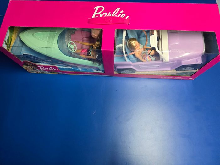 Barbie Barbie Gift Set 2 dolls, boat & Jeep (GXD66)