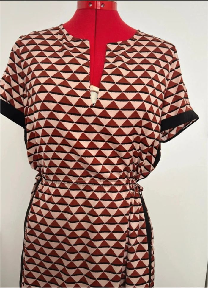 Robe droite imprimé graphique beige bordeaux noir à ceinturer Scotch and Soda - photo numéro 2