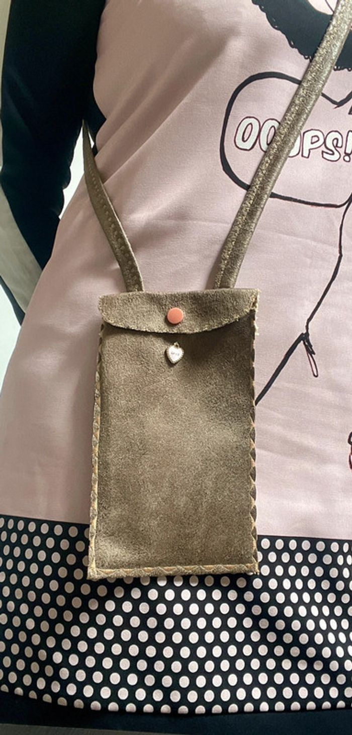 Joli pochette sac bandoulière pour 📞 portable neuve en suédine marron - photo numéro 5