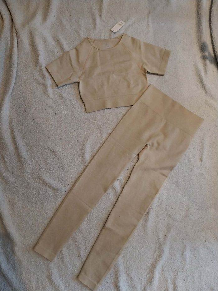 T-shirt et legging taille s/m neuf - photo numéro 2