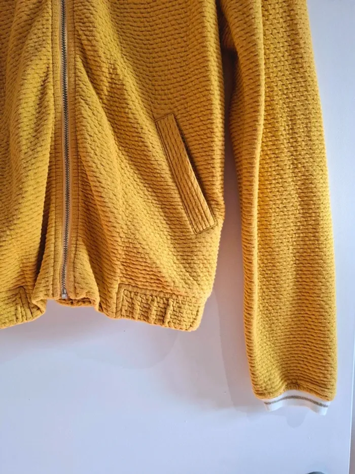 Jolie veste jaune moutarde avec broderie - 34 - très bon état - photo numéro 4