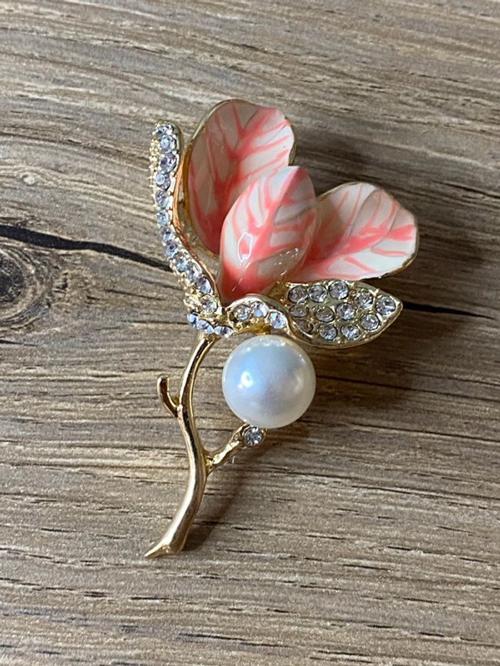 Broche fleur strass émaillé tendance
