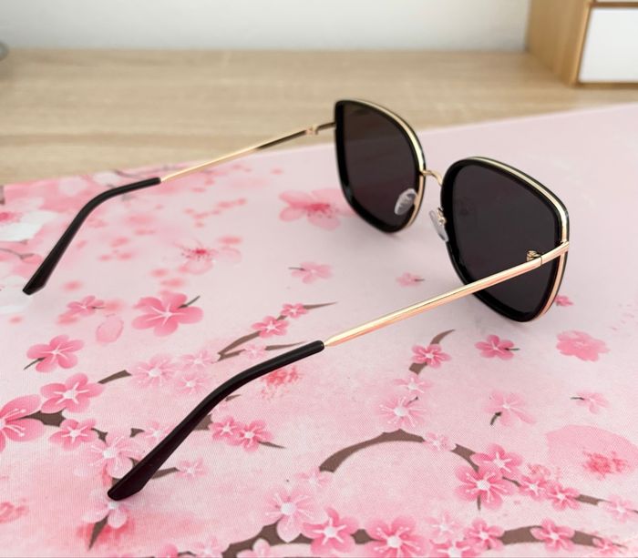 Lunettes noires et dorées - photo numéro 3