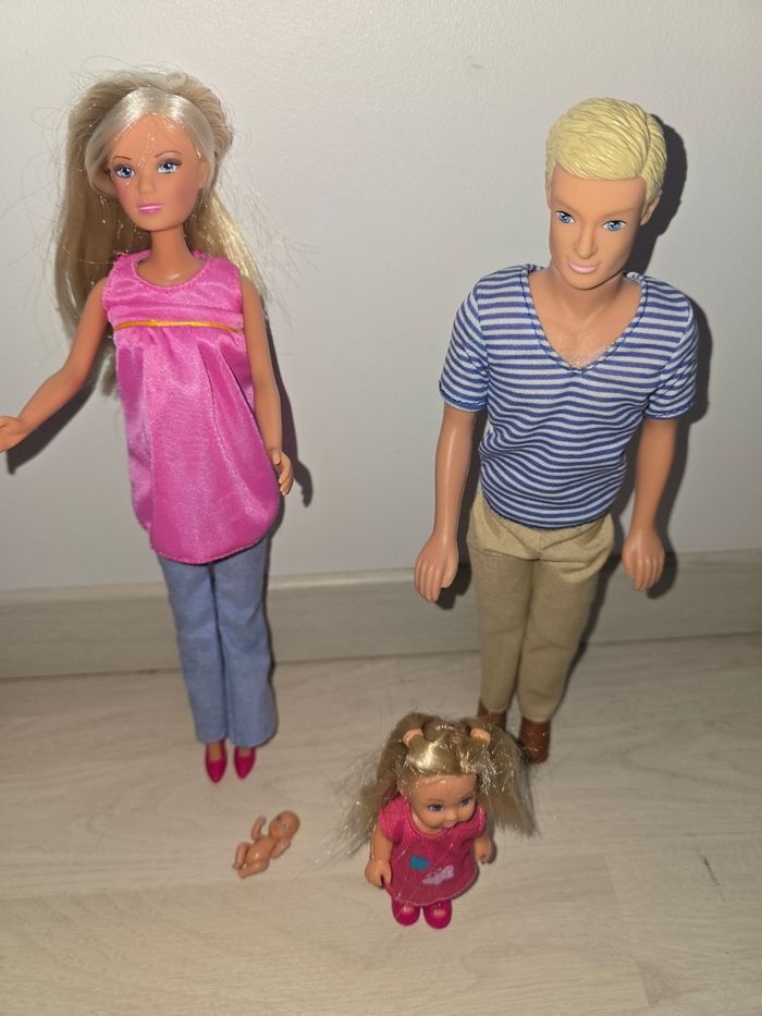 Couple barbie enceinte et petite fille - photo numéro 2