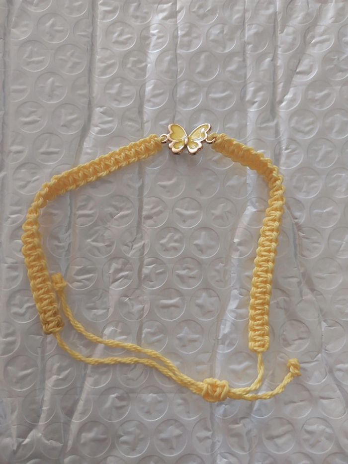 Bracelet tressé jaune avec papillon