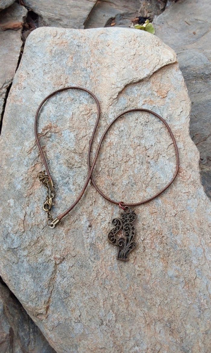 Pendentif bronze doré chat sur cordon - photo numéro 3