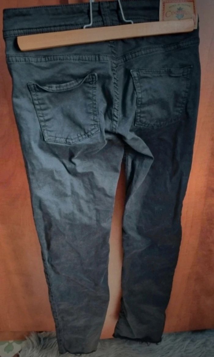 Jean noir effet usé aux chevilles taille 25 (34 FR) - photo numéro 3