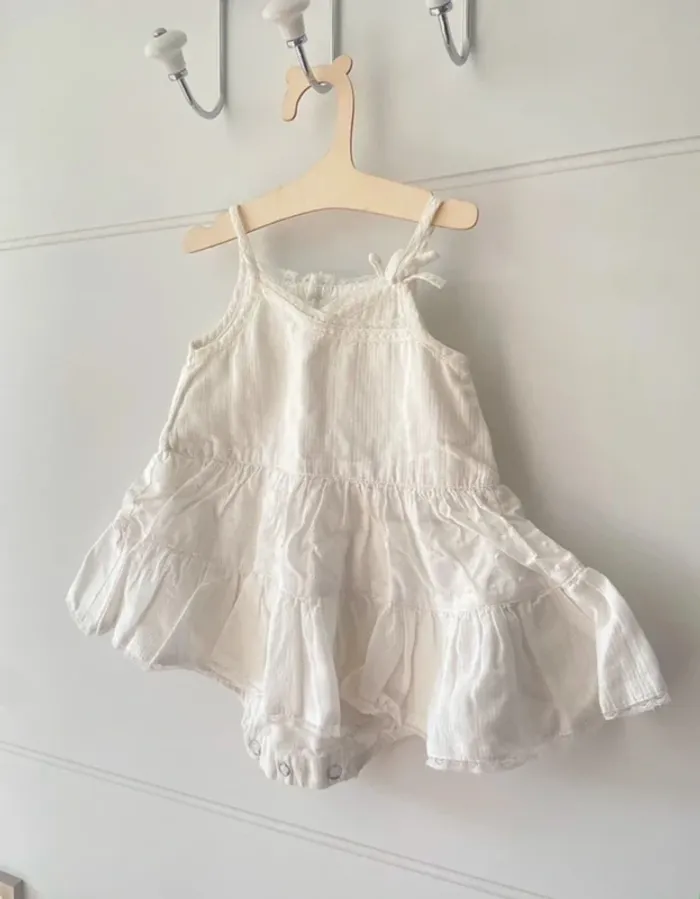 Robe bretelle à volant blanche