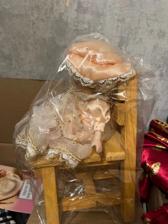 Poupée en porcelaine - photo numéro 2