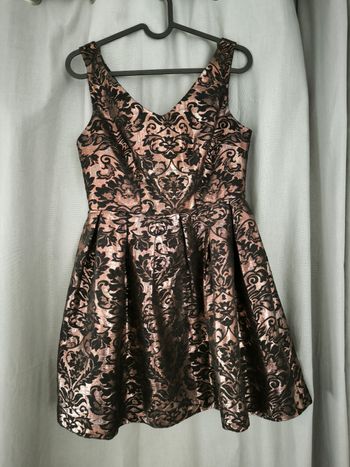 Robe de soirée courte et brillante Naf Naf décor baroque XS (34)