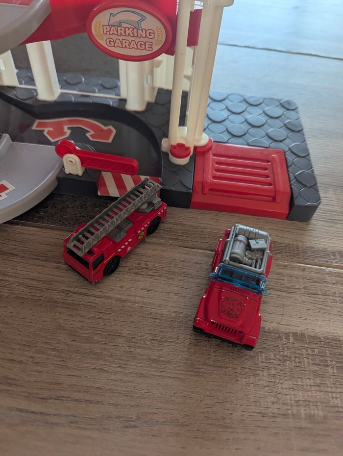 Garage en plastique avec deux véhicules pompiers - photo numéro 2