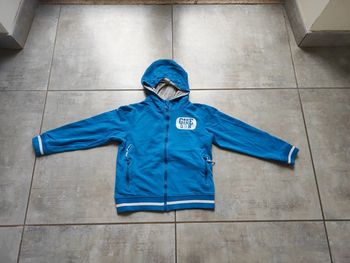 Sweat à capuche garçon taille 12 ans.