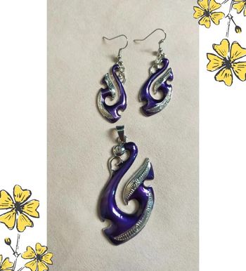 Parure pendentif + boucles d’oreilles violet & argenté – Design moderne & strass