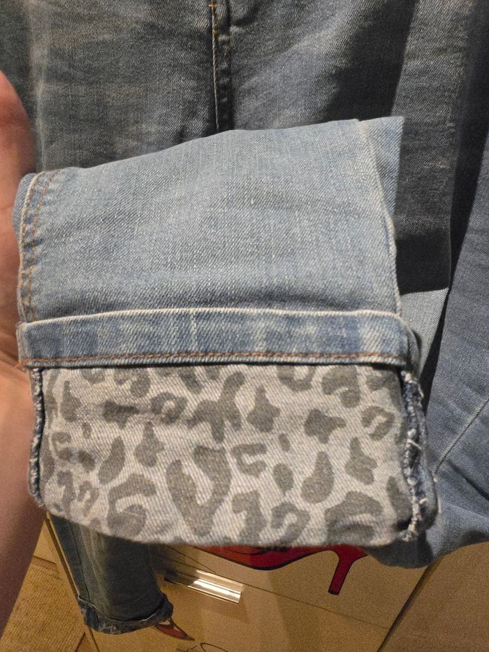 Jean droit bleu délavé à revers léopard T.44/46 Gémo - photo numéro 5