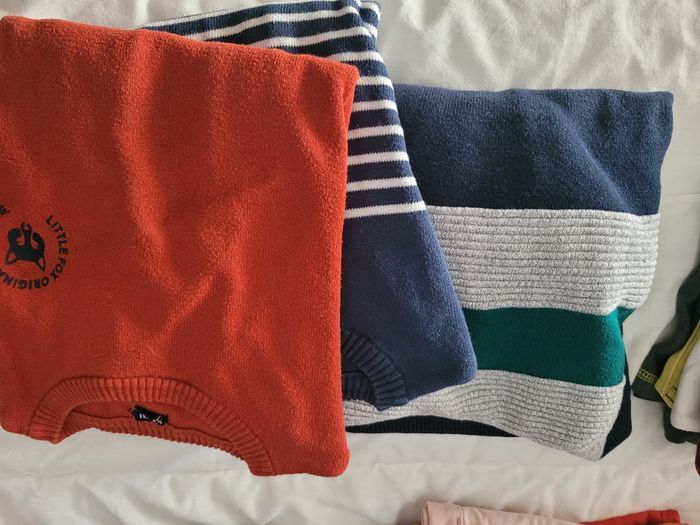 Vends lot 10.ans. Trois pantalons sous pulls t-shirt manches longue et courte et pantalon style jocking - photo numéro 3