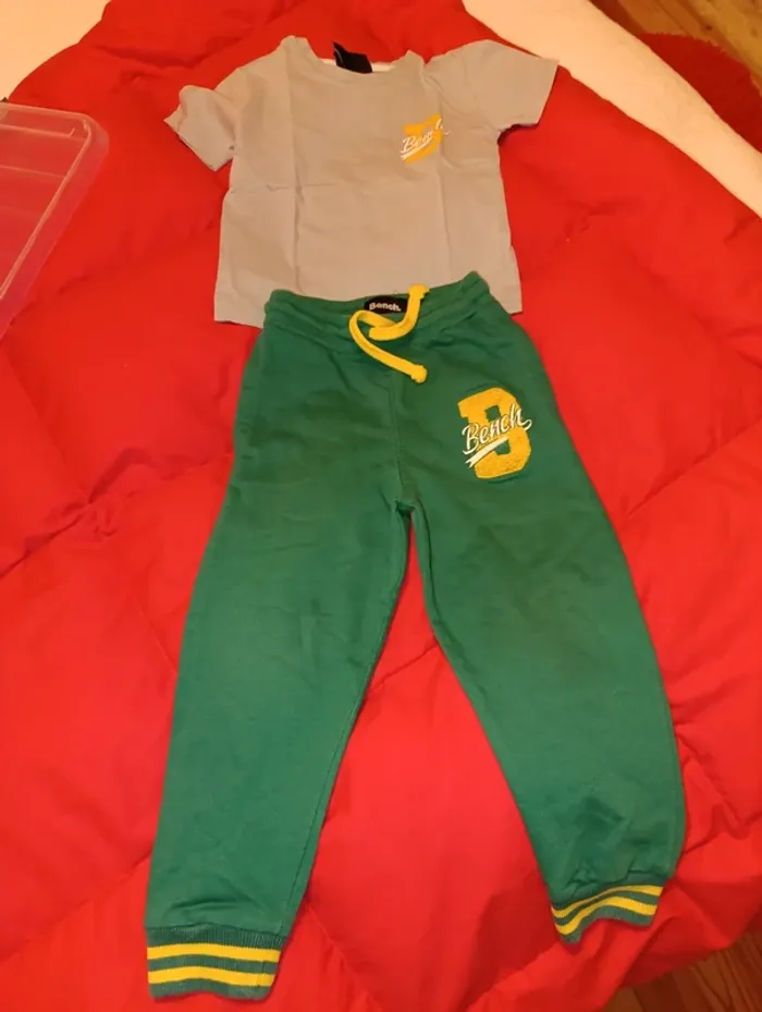 Ensemble jogging et tee shirt Bench. Taille 3 ans - photo numéro 2