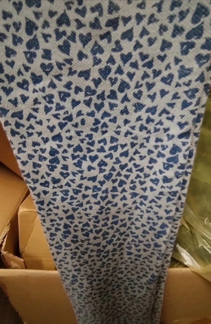 Très beau pantalon slim "Tape à l'œil" motifs cœurs neuf