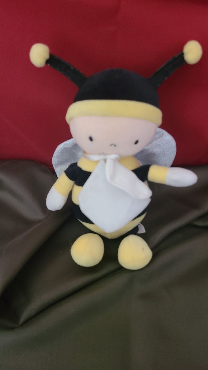 Une abeille jolie et douce à broder de la série Baby de DMC. Dimensions: 22cm. - photo numéro 2