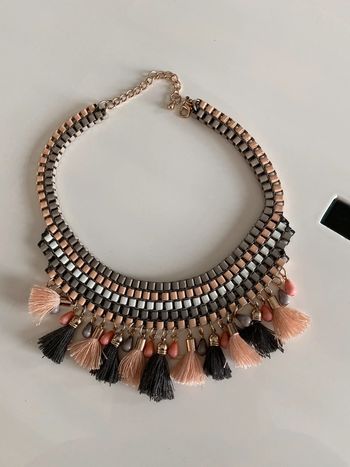 Collier plat perles et pompons
