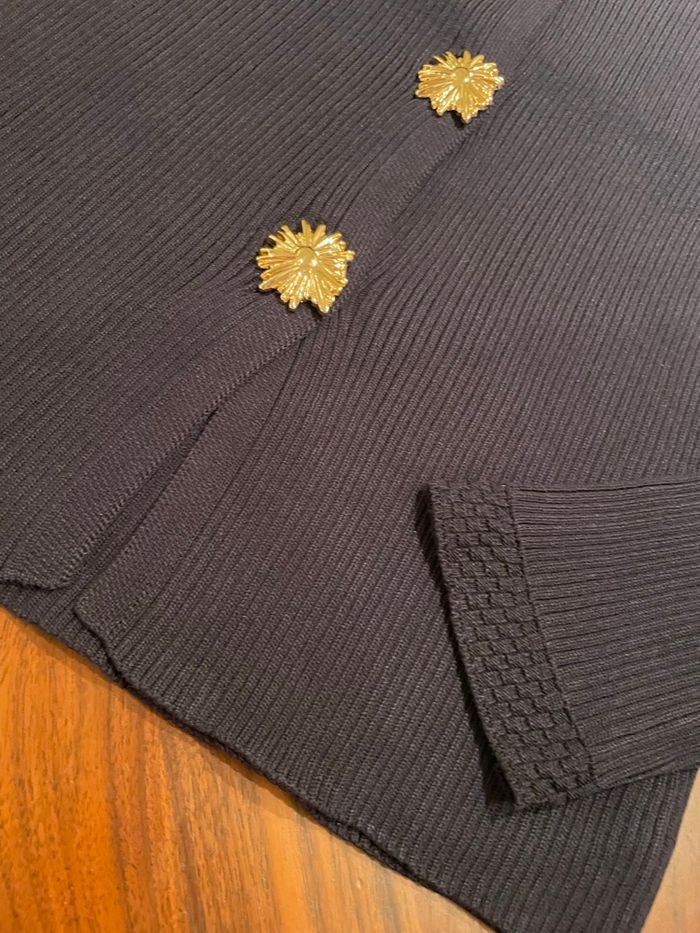 Cardigan bleu marine avec bouton doré - photo numéro 4