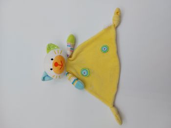 Doudou plat chat blanc jaune vert bleu MAXITA grelot rond rayures