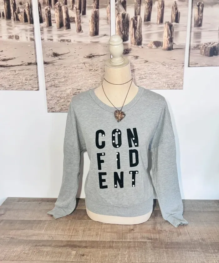 💕 sweat gris avec perles nacrés floqué « confident » taille 38 m #jennyfer
