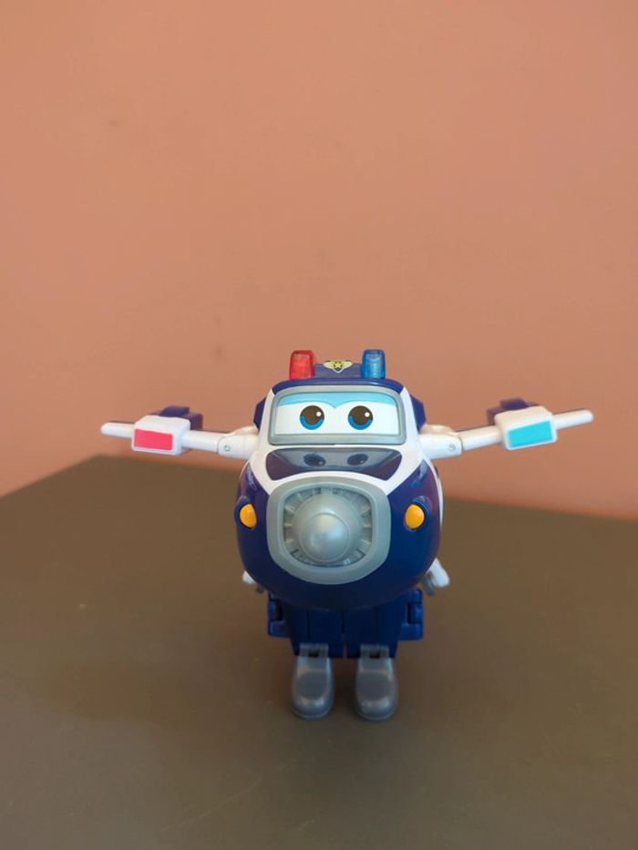 Super Wings police